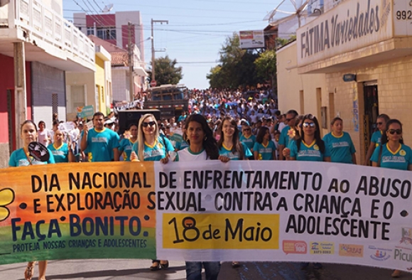 Secretaria de Assistência Social realiza caminhada e adesivagem no Dia Nacional de Enfrentamento ao Abuso e à Exploração Sexual contra Crianças e Adolescentes