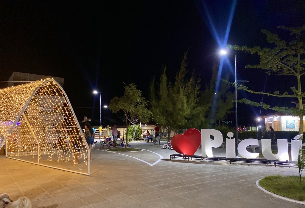 Picuí Iluminada: Prefeitura Municipal Realiza Decoração Natalina na Praça Getúlio Vargas