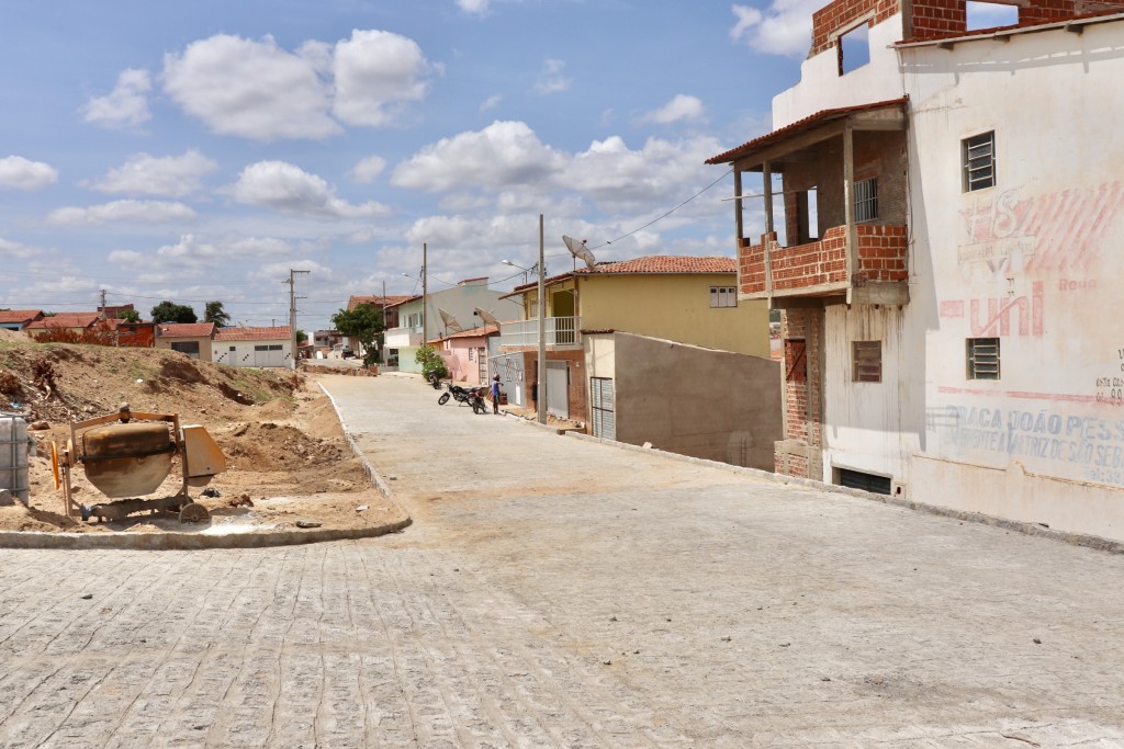 Pavimentação da Rua Emídio José Estrela é Concluída com Sucesso