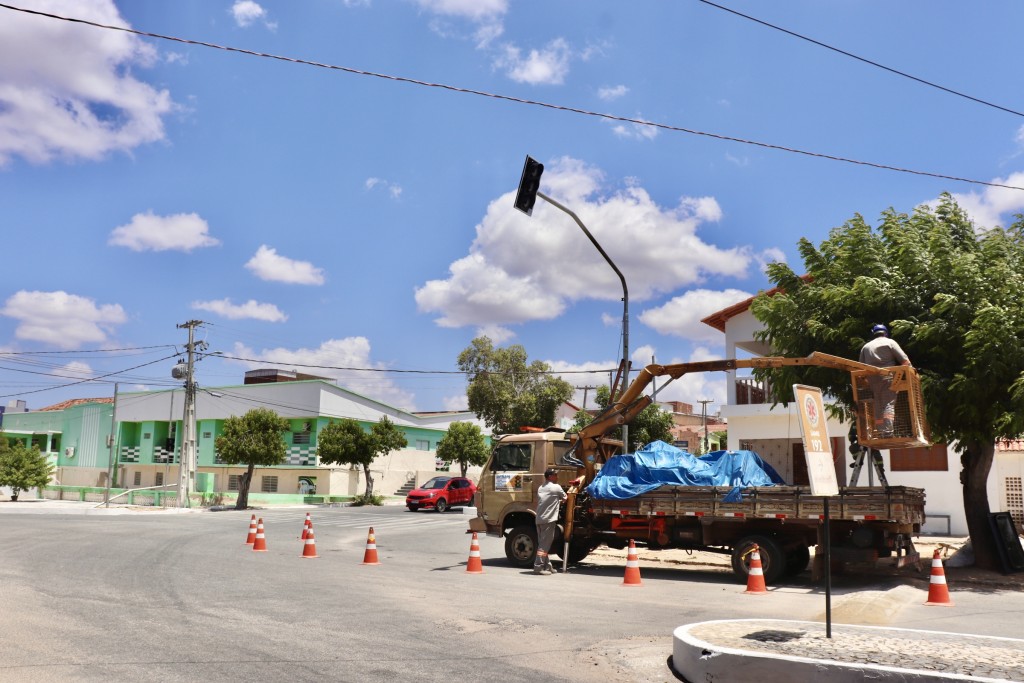 Melhorias no Trânsito: Prefeitura de Picuí Instala Novos Semáforos no Centro da Cidade
